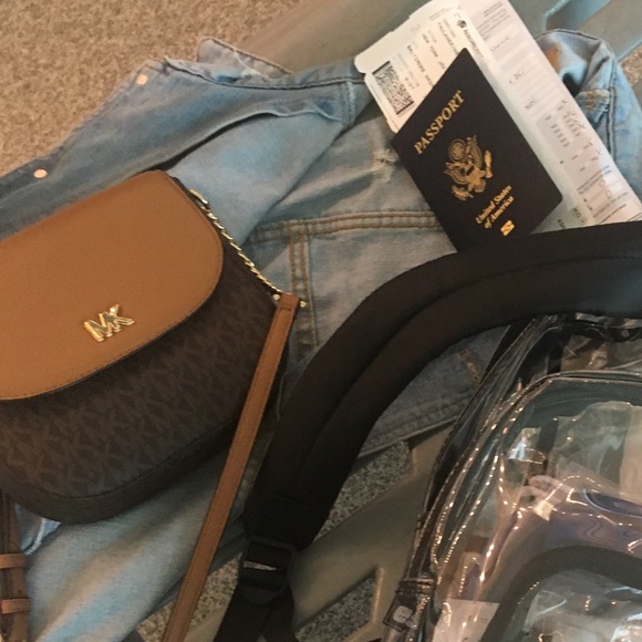 Used MK crossbody bag - Picture 2 of 2